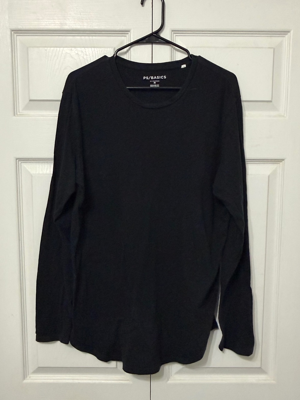 Men’s Black Long-Sleeve Basic Tee